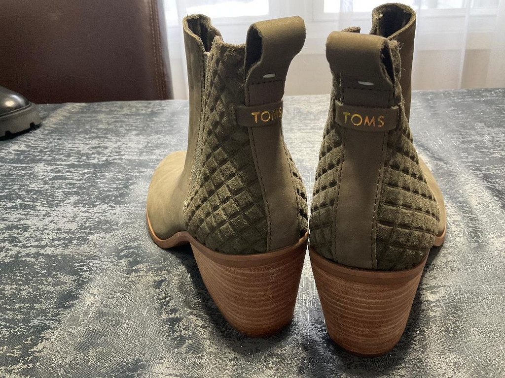 TOMS collection olive ankle boots. NEW - Image 3